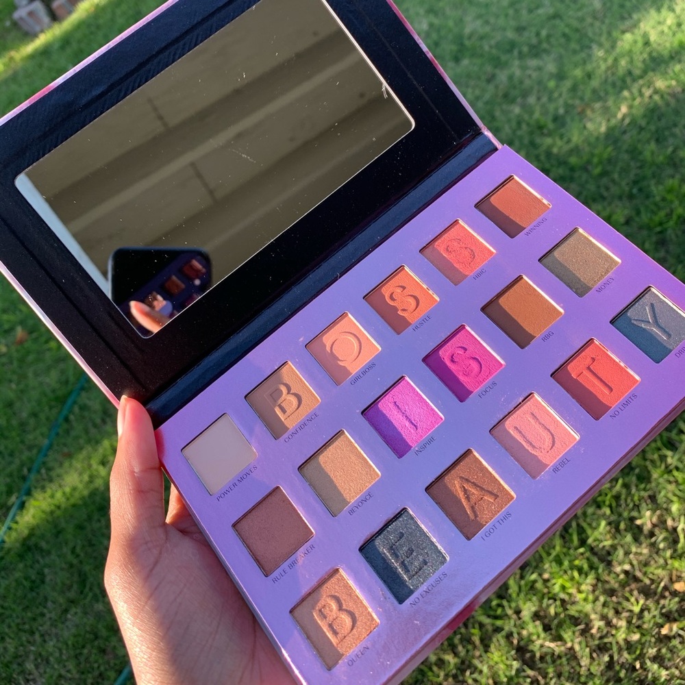 HipDot- Boss Is Beauty eyeshadow palette